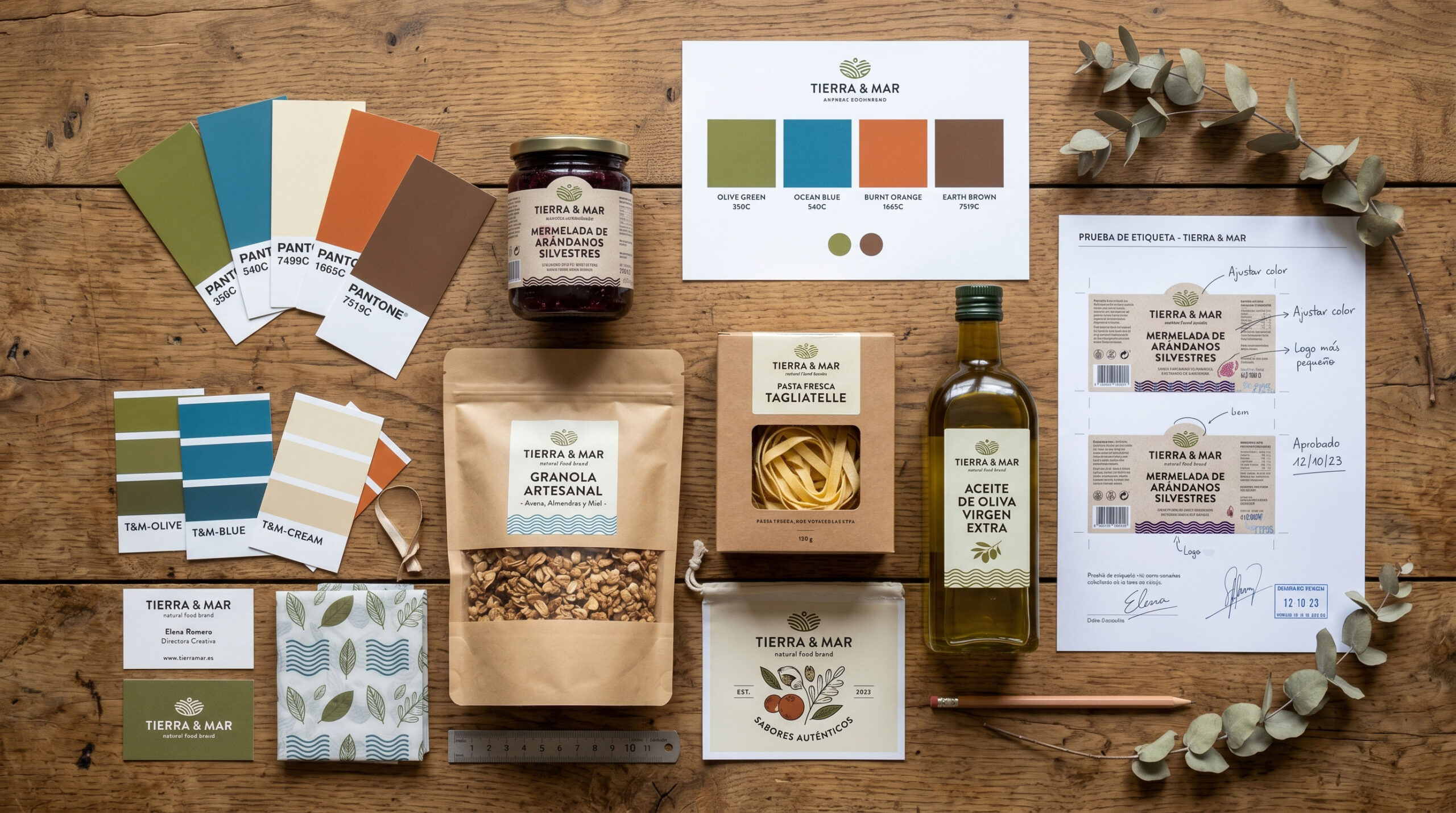 Bodegón editorial de producto alimentario artesano con prototipos de packaging y materiales de lanzamiento