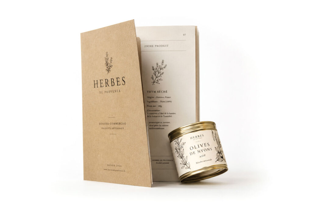 Dossier comercial con portada kraft abierto junto a lata de producto agroalimentario artesano, ilustrando el servicio de kit comercial y comunicación para marcas alimentarias